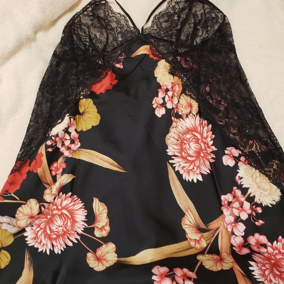 Floral and lace satin chemise - Picture 6 of 12
